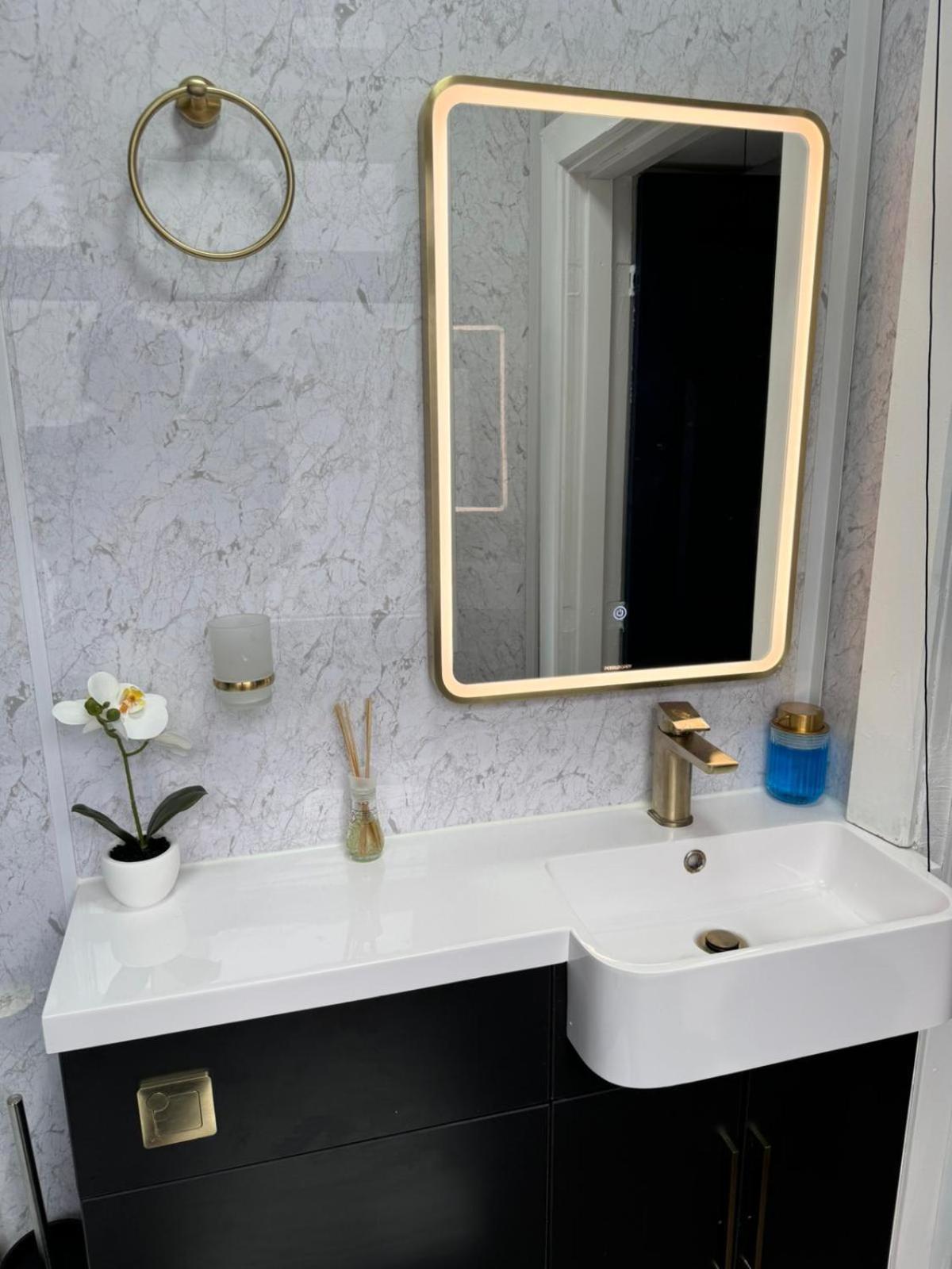Newly Renovated Studio In Center Luton  Dış mekan fotoğraf