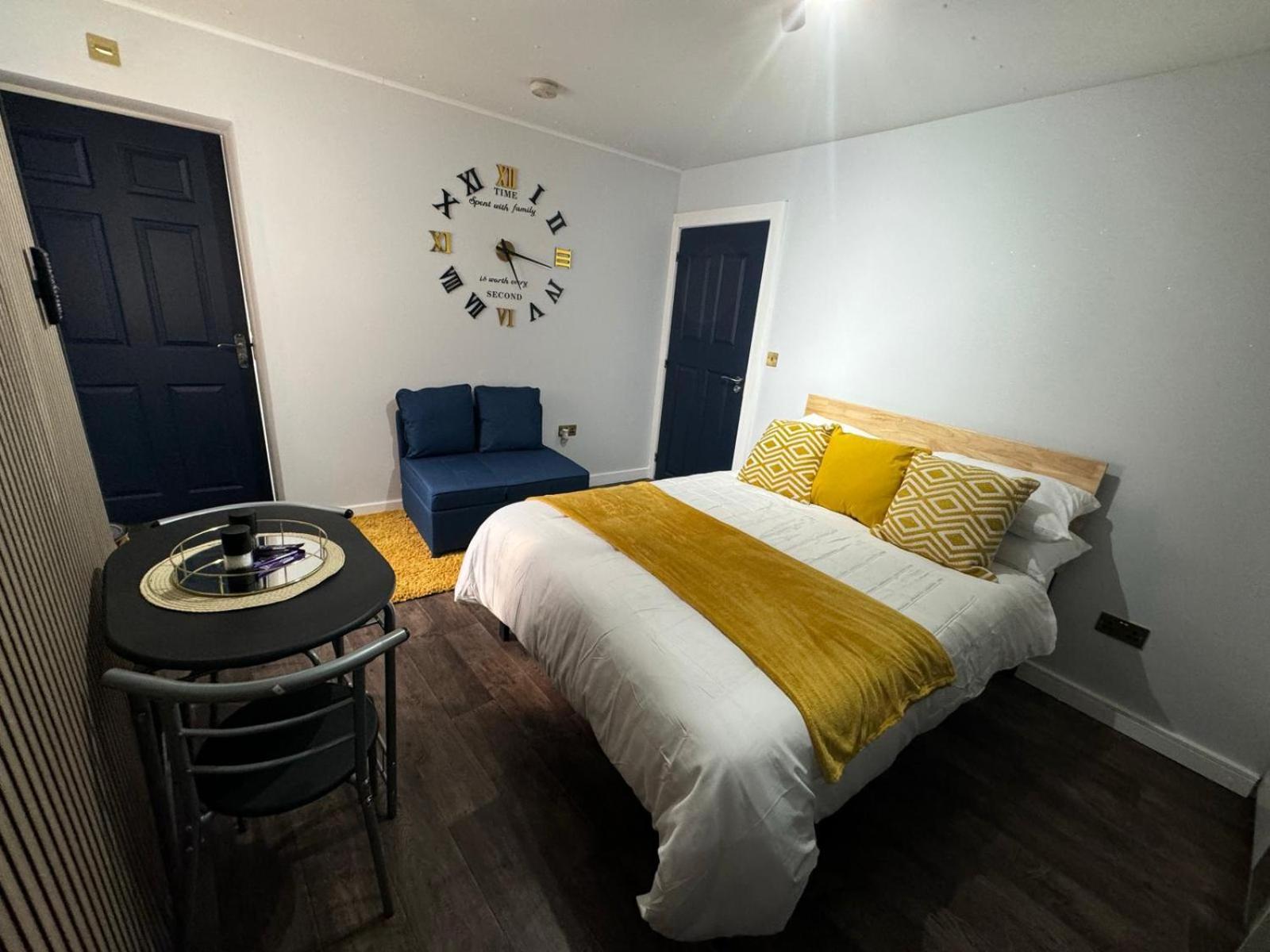 Newly Renovated Studio In Center Luton  Dış mekan fotoğraf